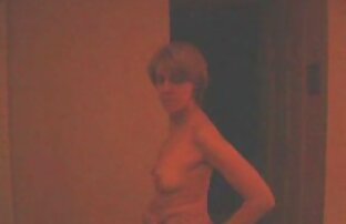 XXX La gente cadde a terra, seduto sul suo viso e poi costringendolo a sbucciare xxx mature gratis