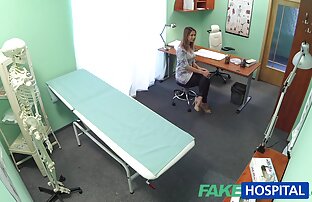 XXX Una donna russa donne mature porn tube marcia si siede su un'enorme gomma