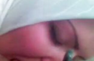 XXX Una ragazza che beve foto porno donne in carne in riva al fiume